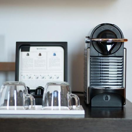 Hotel Maximilian'S اوغسبورغ المظهر الخارجي الصورة A Nespresso machine