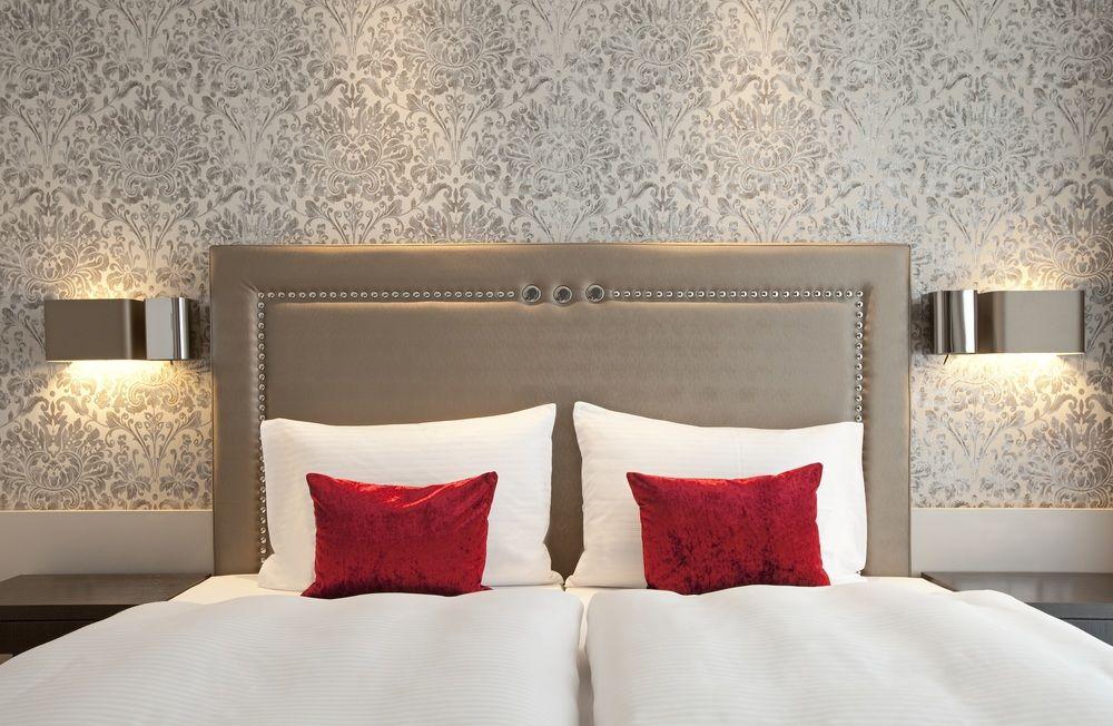 Hotel Maximilian'S اوغسبورغ المظهر الخارجي الصورة A bed with a headboard