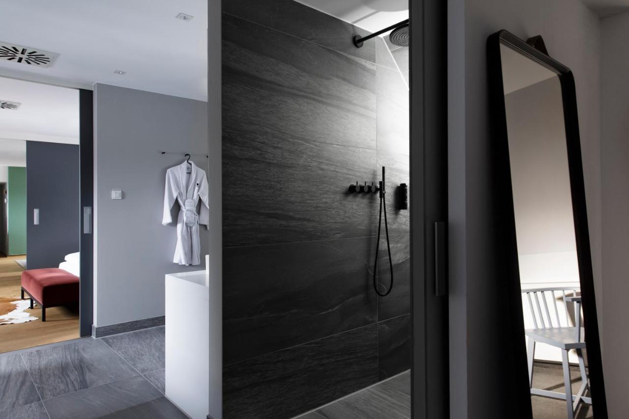 Hotel Maximilian'S اوغسبورغ المظهر الخارجي الصورة A walk-in shower