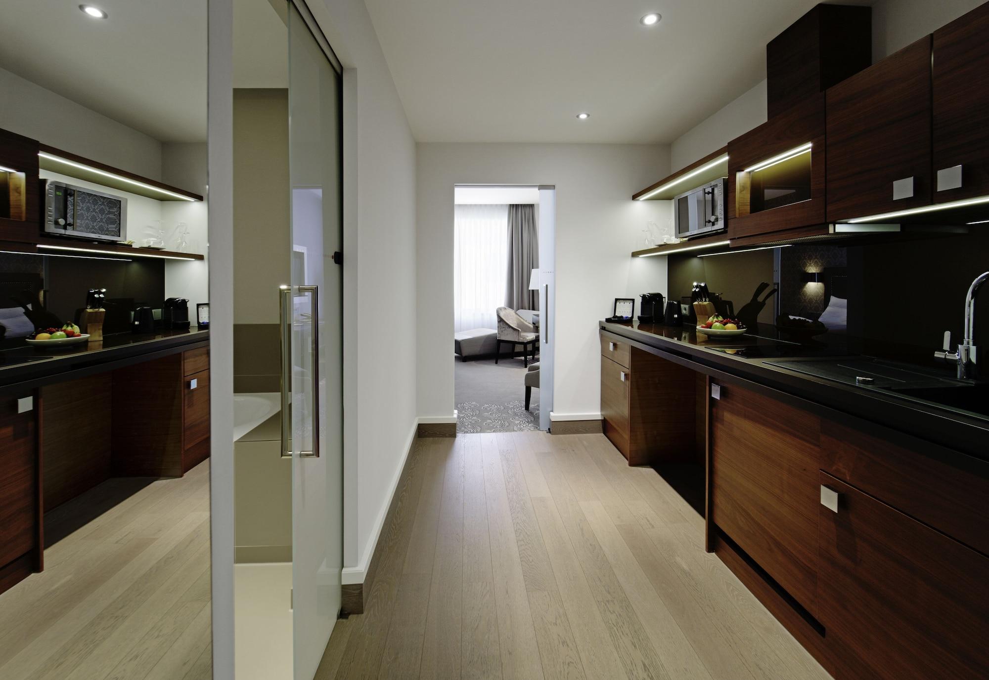 Hotel Maximilian'S اوغسبورغ المظهر الخارجي الصورة Kitchenette in a serviced apartment