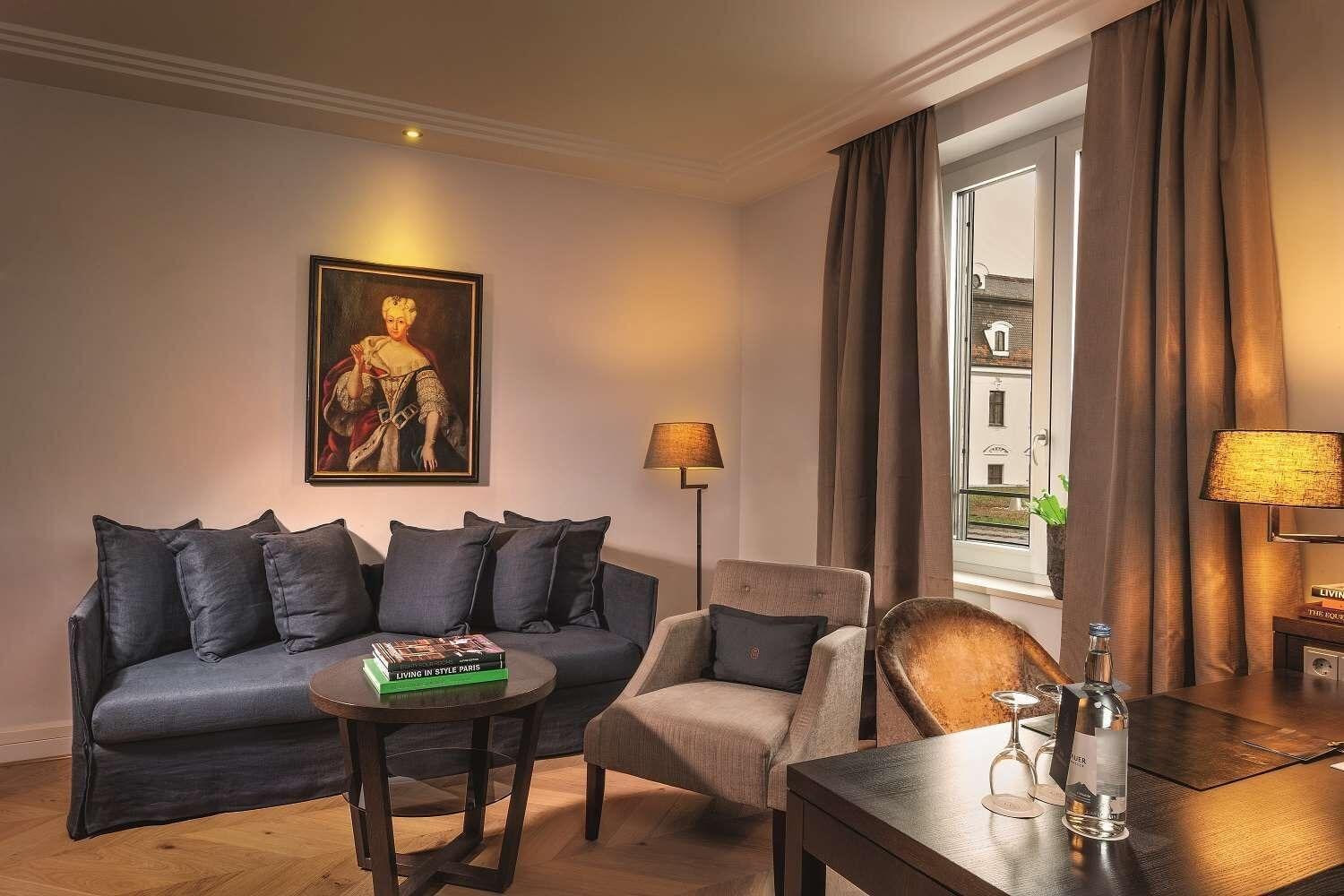 Hotel Maximilian'S اوغسبورغ المظهر الخارجي الصورة A suite at the Hotel de Crillon