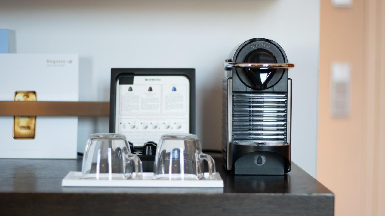 Hotel Maximilian'S اوغسبورغ المظهر الخارجي الصورة A Nespresso machine