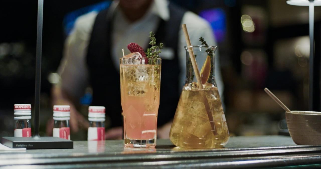 Hotel Maximilian'S اوغسبورغ المظهر الخارجي الصورة A bartender at work