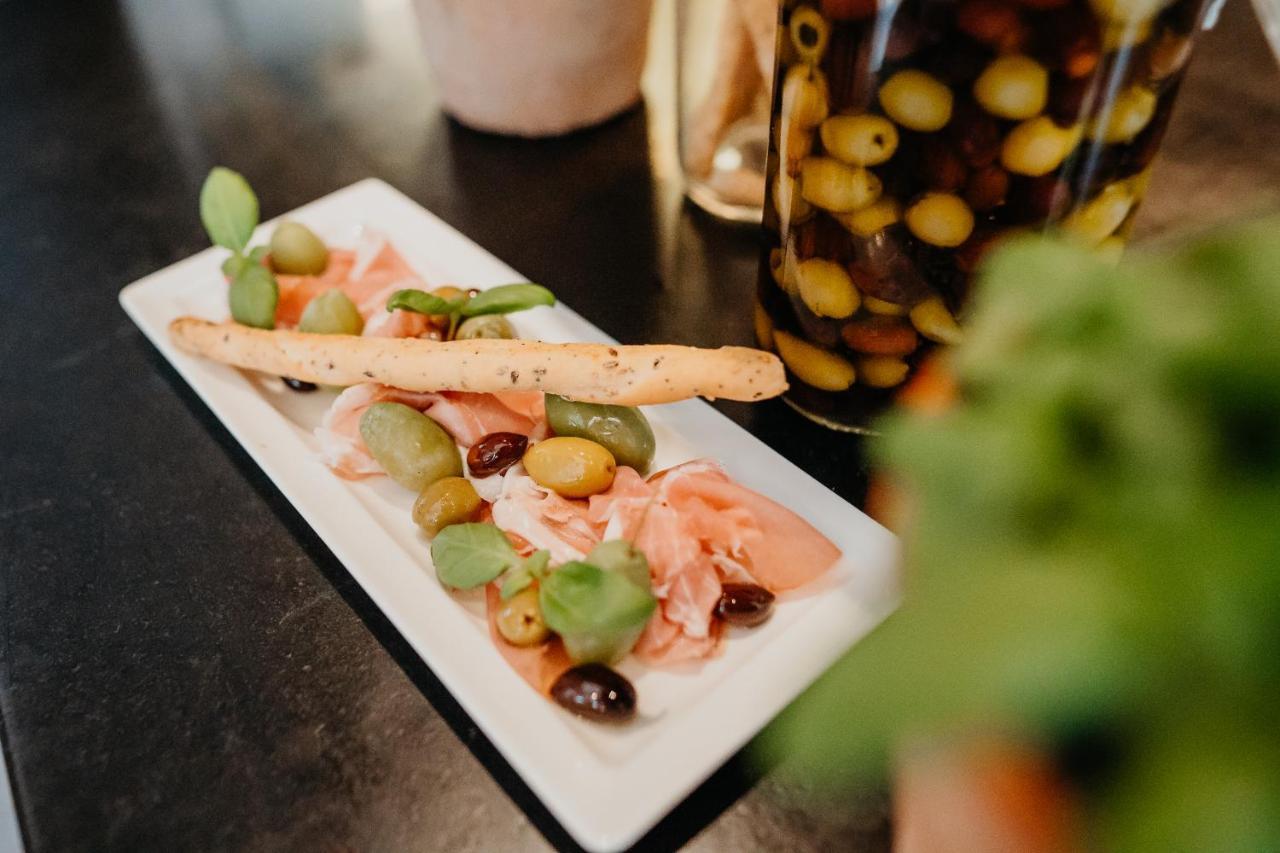 Hotel Maximilian'S اوغسبورغ المظهر الخارجي الصورة A plate of olives