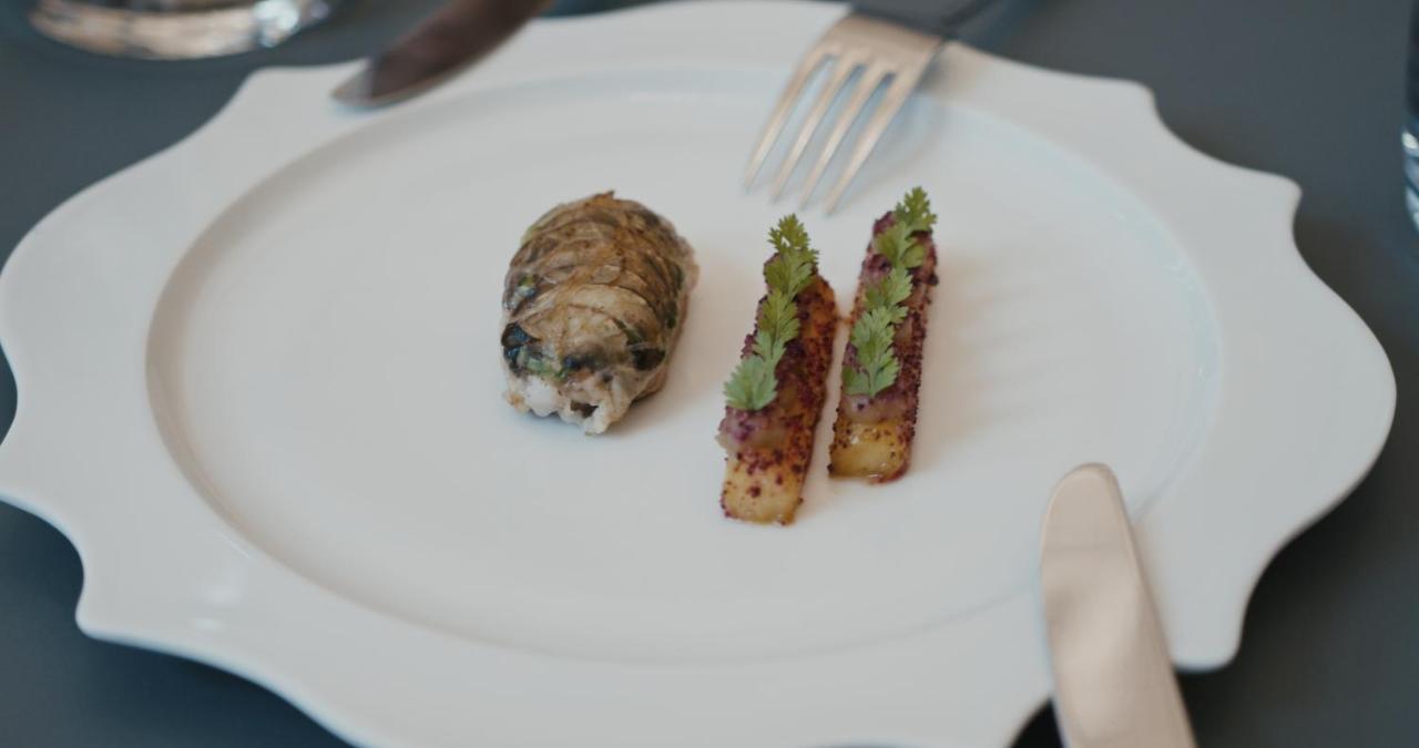Hotel Maximilian'S اوغسبورغ المظهر الخارجي الصورة A plate of sea urchin and oyster
