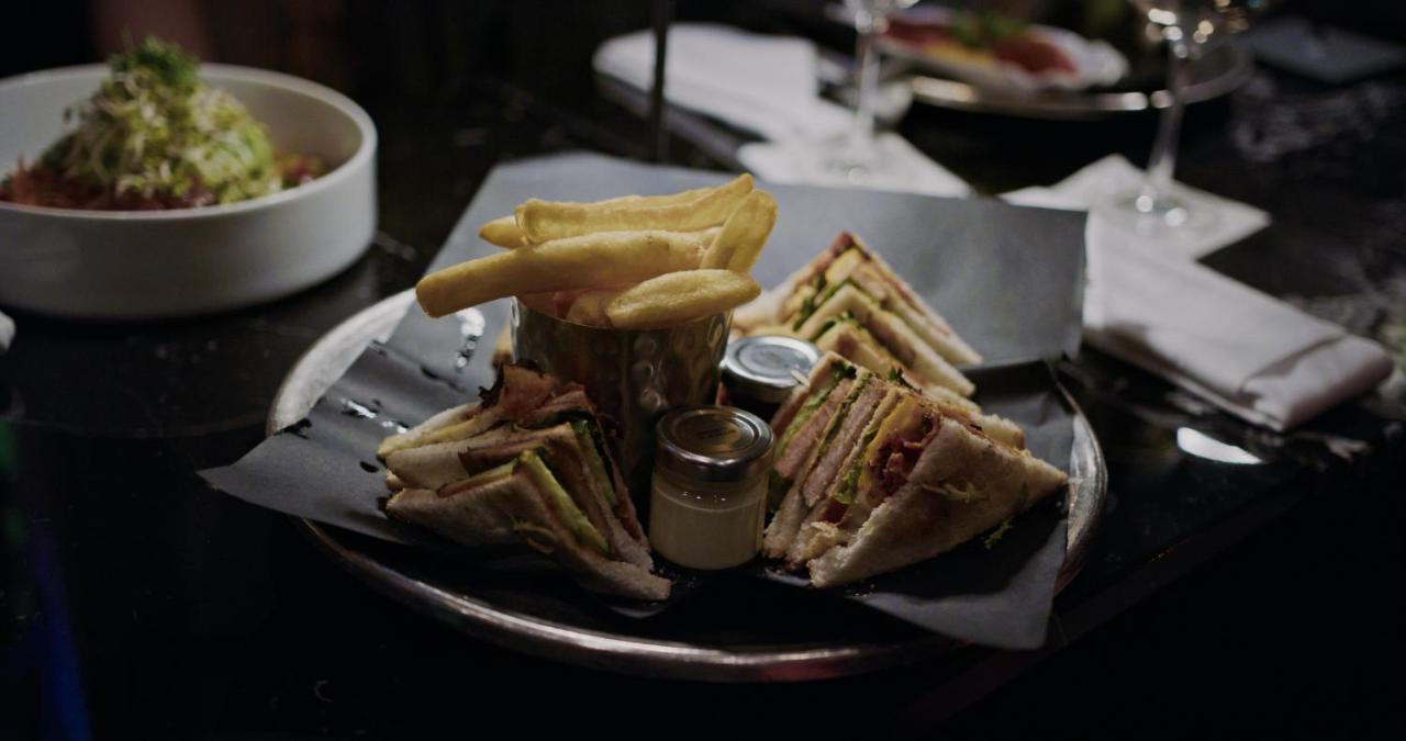 Hotel Maximilian'S اوغسبورغ المظهر الخارجي الصورة A club sandwich