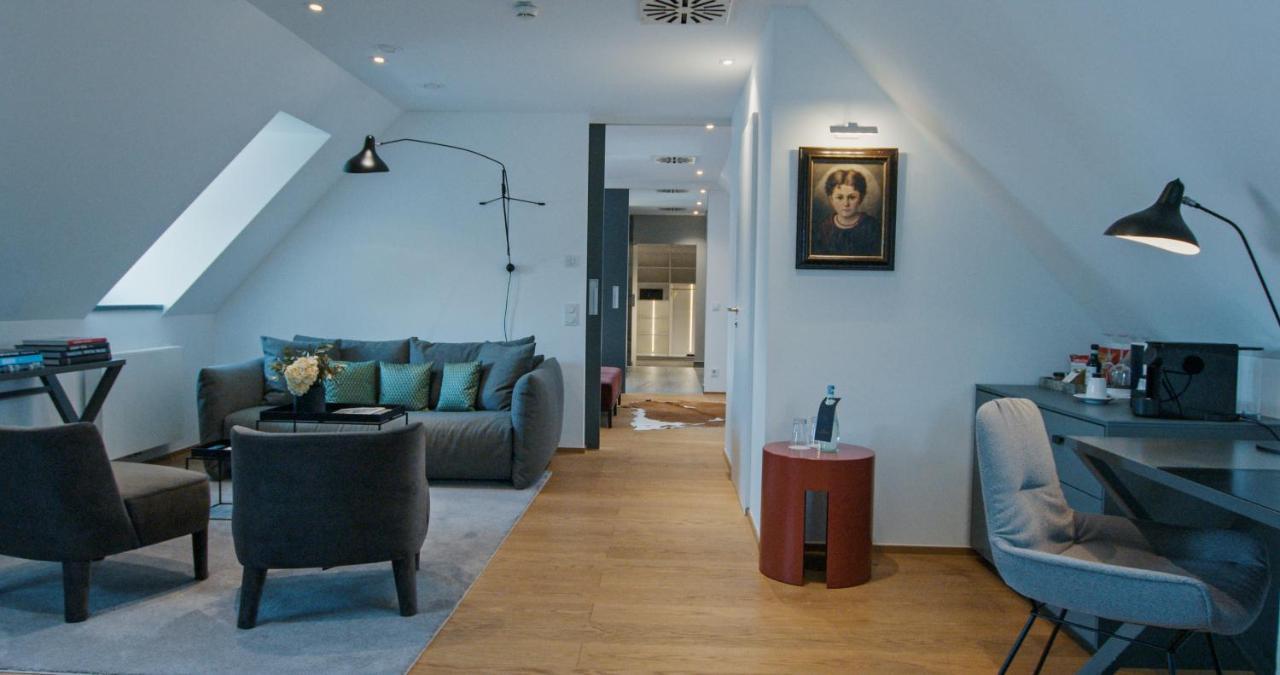 Hotel Maximilian'S اوغسبورغ المظهر الخارجي الصورة A suite at the Hotel Axelmannstein