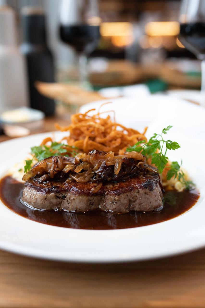 Hotel Maximilian'S اوغسبورغ المظهر الخارجي الصورة A steak prepared with a sauce
