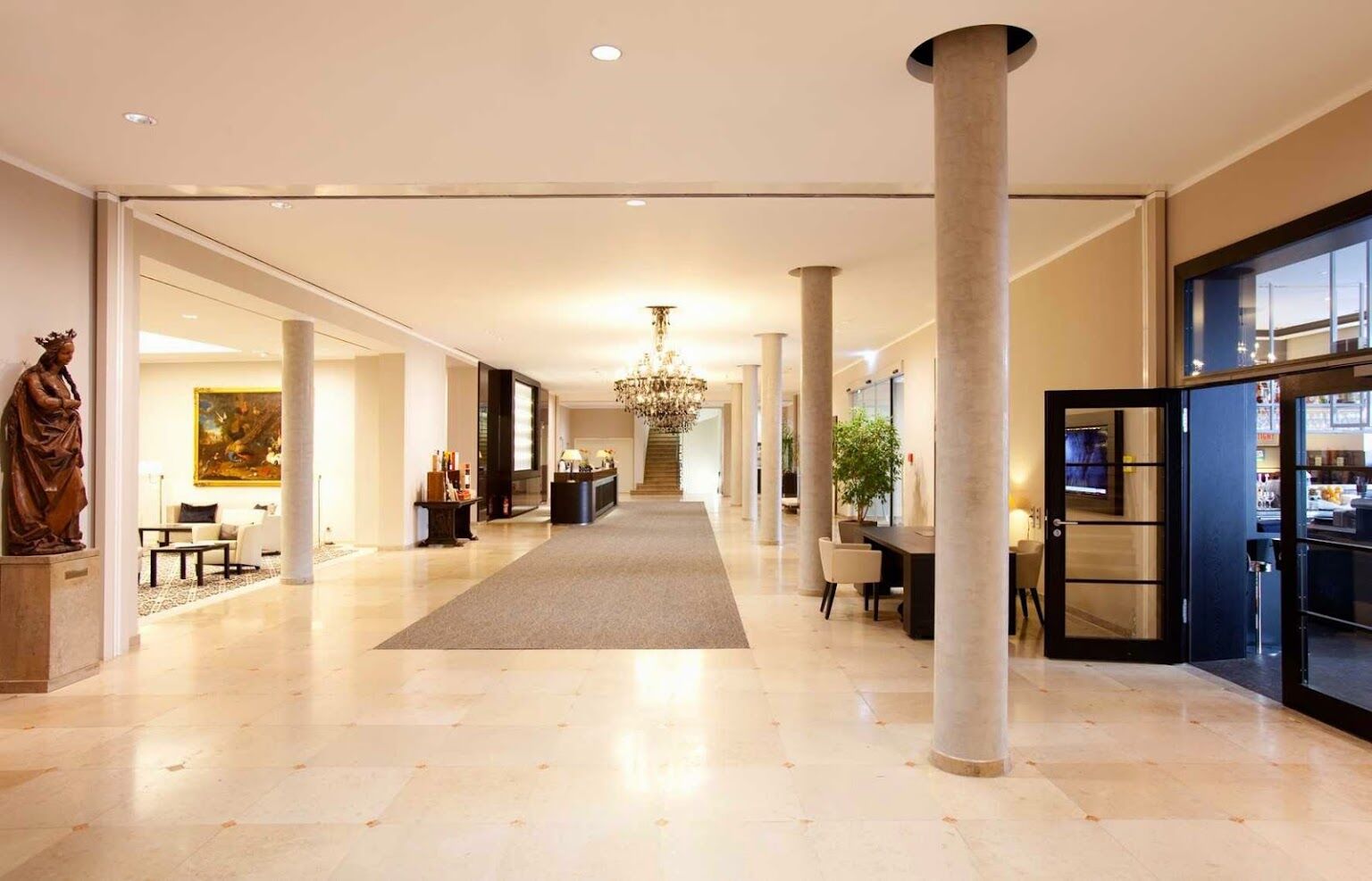 Hotel Maximilian'S اوغسبورغ المظهر الخارجي الصورة The lobby of the hotel