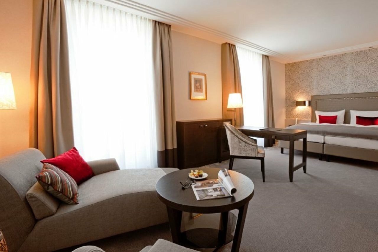 Hotel Maximilian'S اوغسبورغ المظهر الخارجي الصورة A suite at the Hotel de Crillon