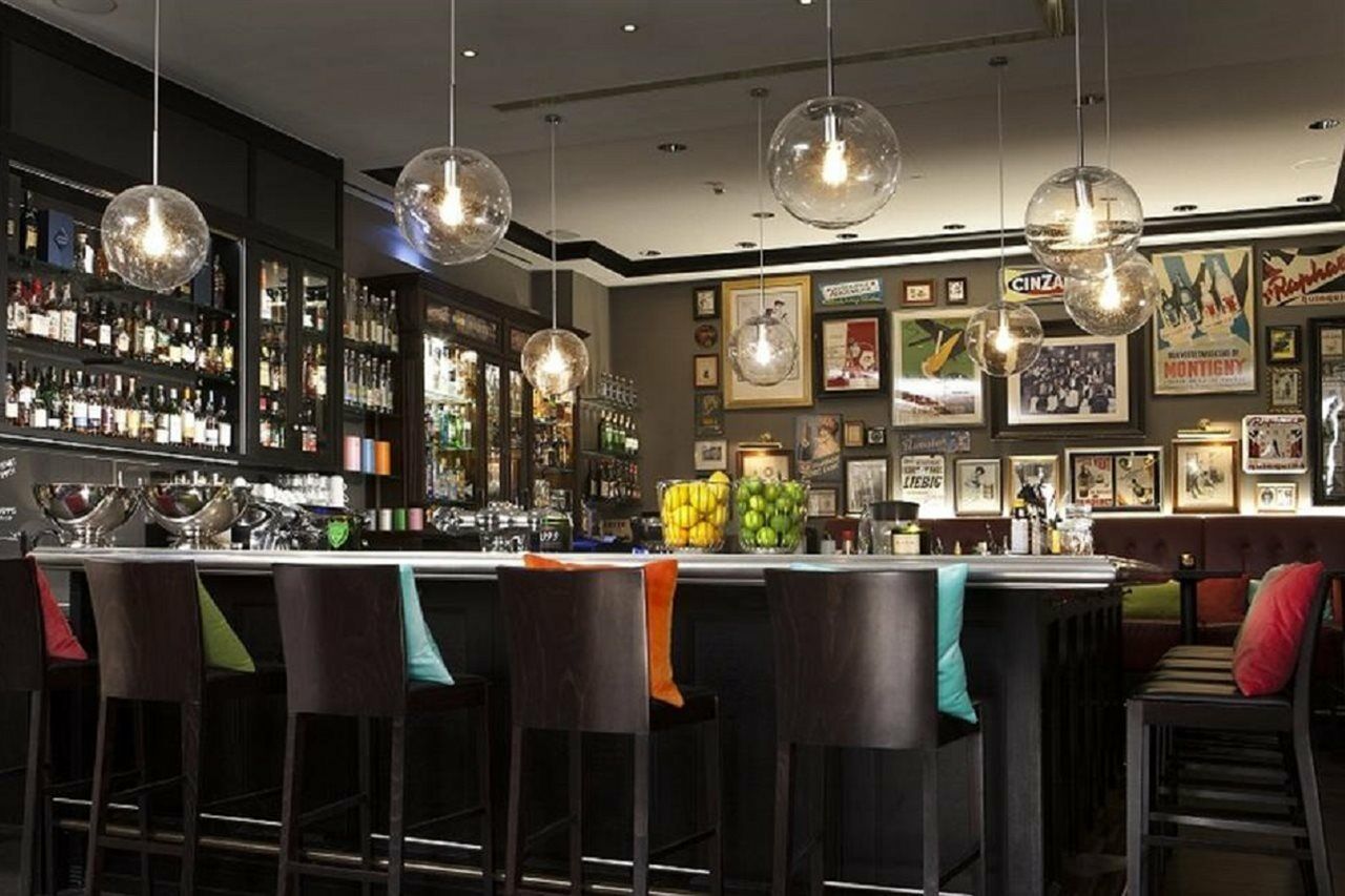 Hotel Maximilian'S اوغسبورغ المظهر الخارجي الصورة The bar at the restaurant