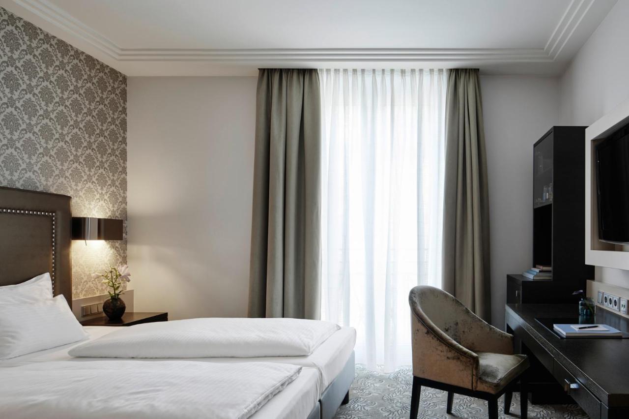 Hotel Maximilian'S اوغسبورغ المظهر الخارجي الصورة A room at the Hotel de Crillon