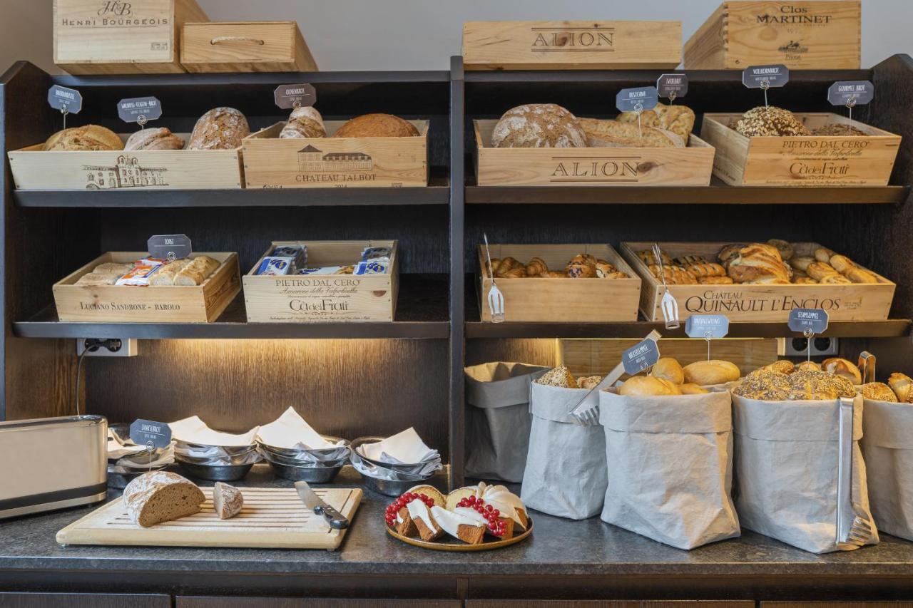 Hotel Maximilian'S اوغسبورغ المظهر الخارجي الصورة Bread and pastries at a bakery in Stockholm, Sweden